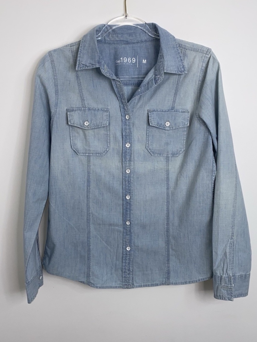 Gap 1969 Chambray Denim Button Down Shirt Women's Sz M Blue Cotton Long Sleeve